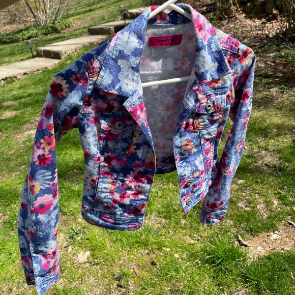 Amazing Spring Jeans Jacket - Picture 2 of 11